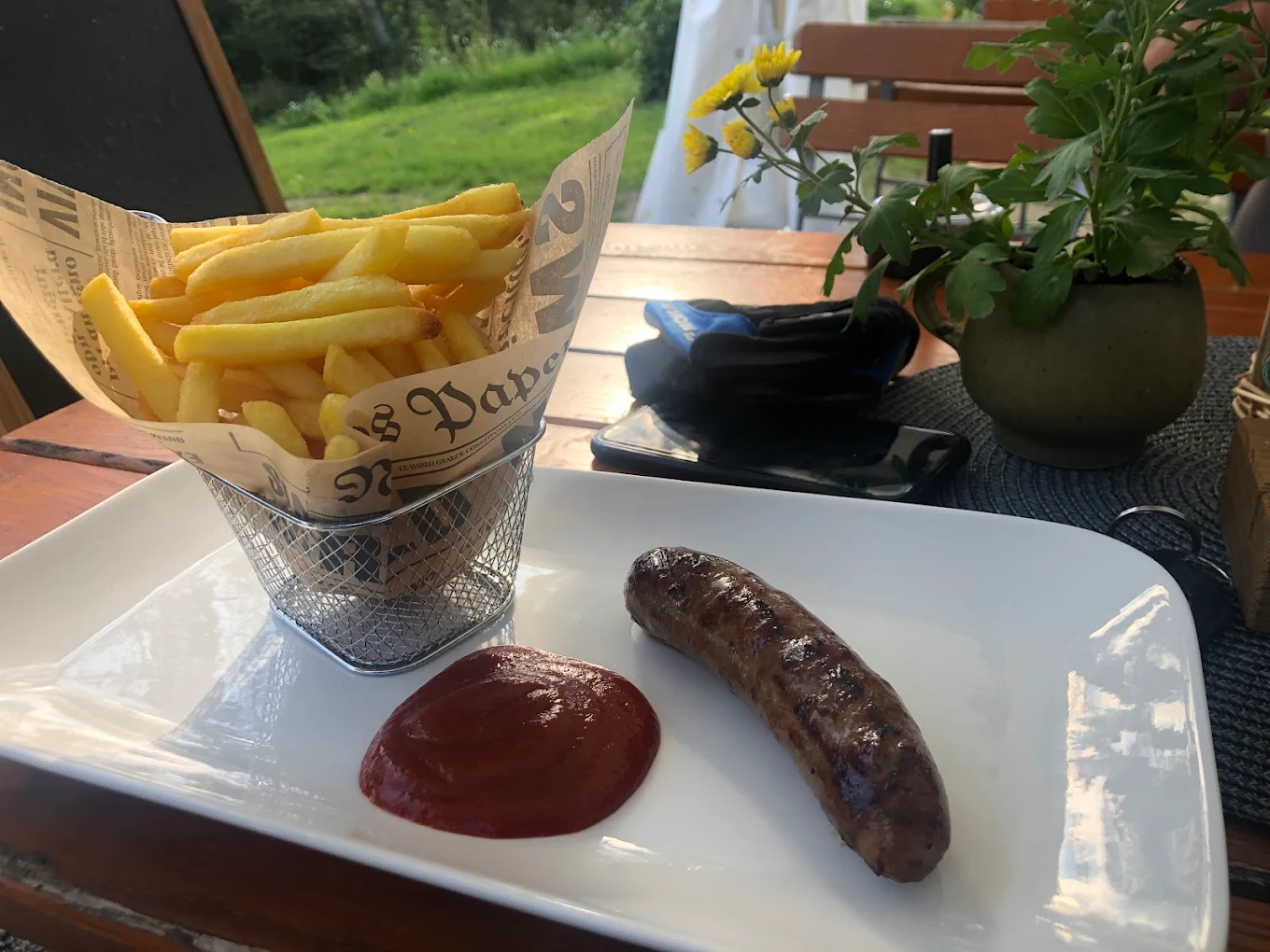 Bratwurst mit Pommes