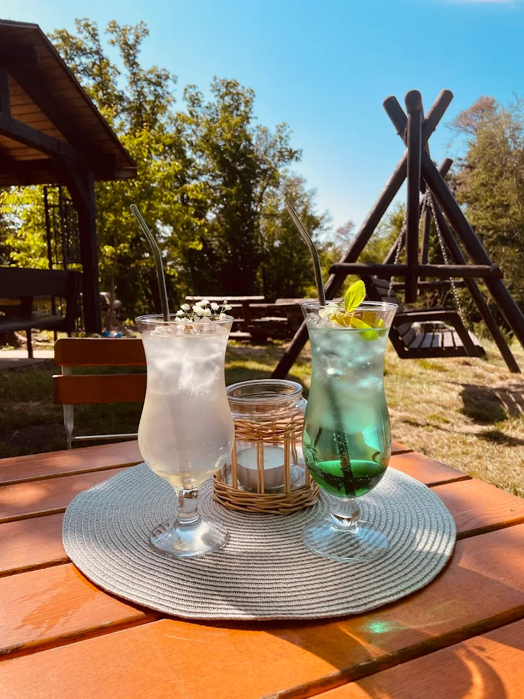 Erfrischende Getränke im Biergarten