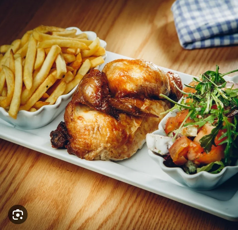 Hähnchen mit Pommes und Salat